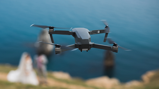 drone che fa video dall'alto sui Faraglioni